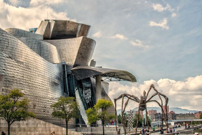 Bilbao: Guggenheim Museum Private Guided Visit - Navigating the Museums Accessibility