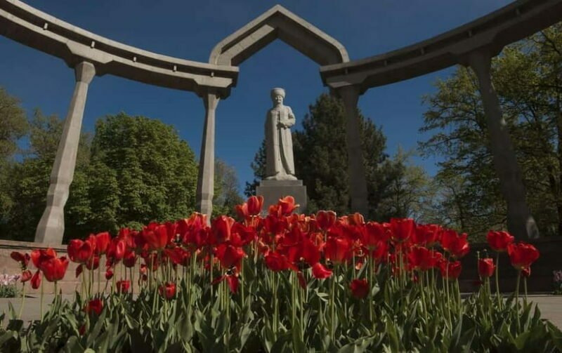Bishkek: City Highlights Walking Tour - Discovering Bishkek: A City of Contrasts