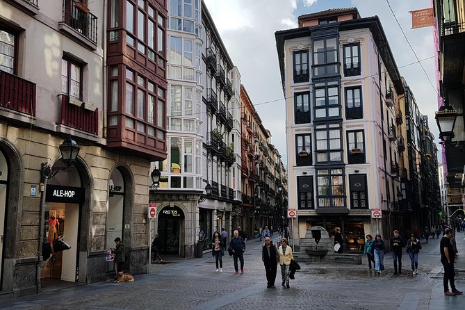 Bizkaia. Bilbao Route. Tour of Bilbao, a Modern City to Discover. - Visiting the Historic Old Town