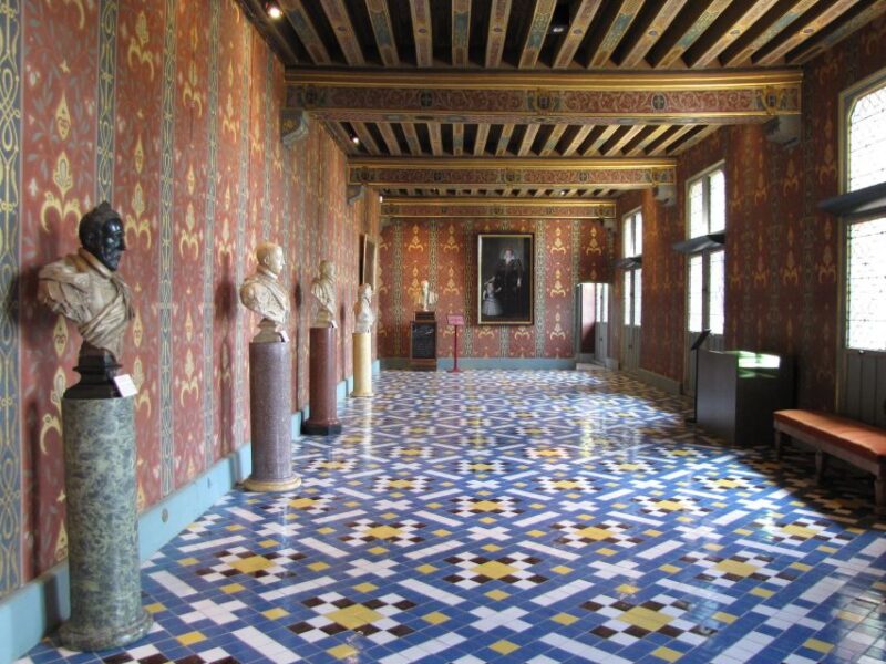 Blois: Private Tour of Blois Castle With Entry Tickets - Royal Apartments and Art Collection
