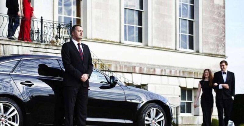 Blois: Private Transfer to or From Château De Blois - Chauffeur Expertise