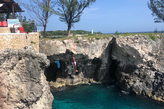 Blue Hole Mineral Springs, Ricks Café, and Shopping Combo Tour - Location and Accessibility