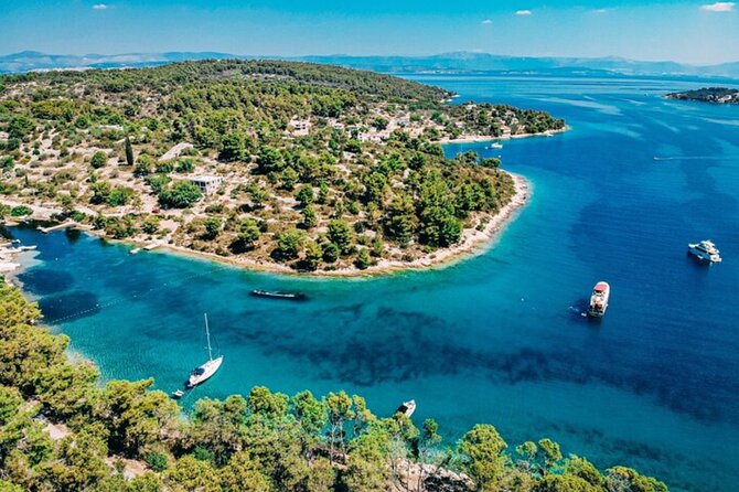 Blue Lagoon, Shipwreck & Maslinica From Split With LUNCH & DRINKS - Meeting Point and Pick-up