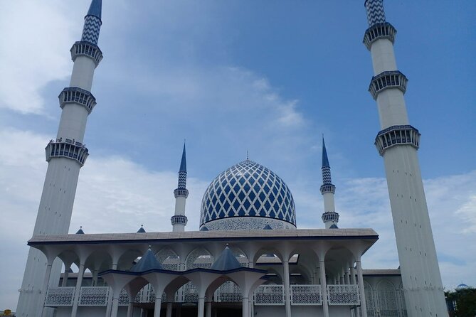 Blue Mosque and Batu Caves Private Tour From Kuala Lumpur - Visiting Hours