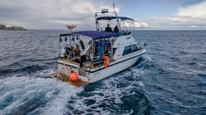 Boat for Scuba Divers. Airplanes and Coral Gardens Dive - Diver Requirements