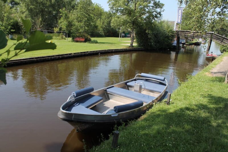 Boatrental 2 Hours 8 Person With Steeringwheel and Cushions - Included Amenities