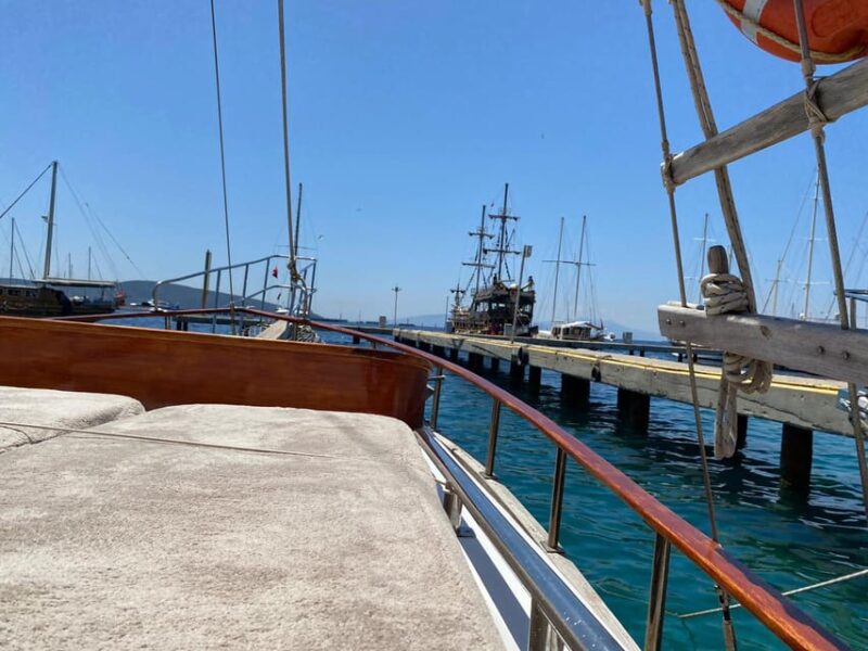 Bodrum: Peninsula Private Boat Tour With Lunch - Boat Amenities
