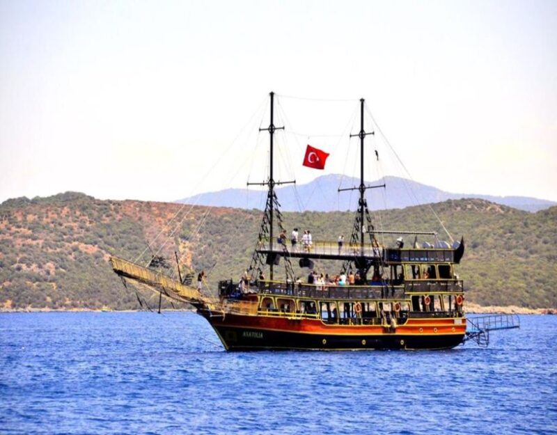 Bodrum: Pirate Boat Trip With BBQ Lunch and Optional Pickup - Boat Features