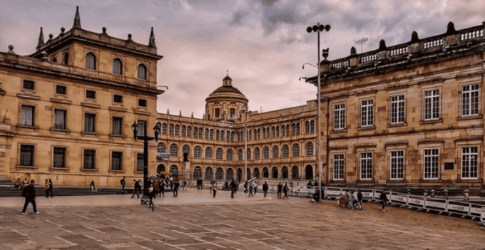Bogota : Must-See Sites Walking Tour With a Guide - Discovering Colonial Architecture