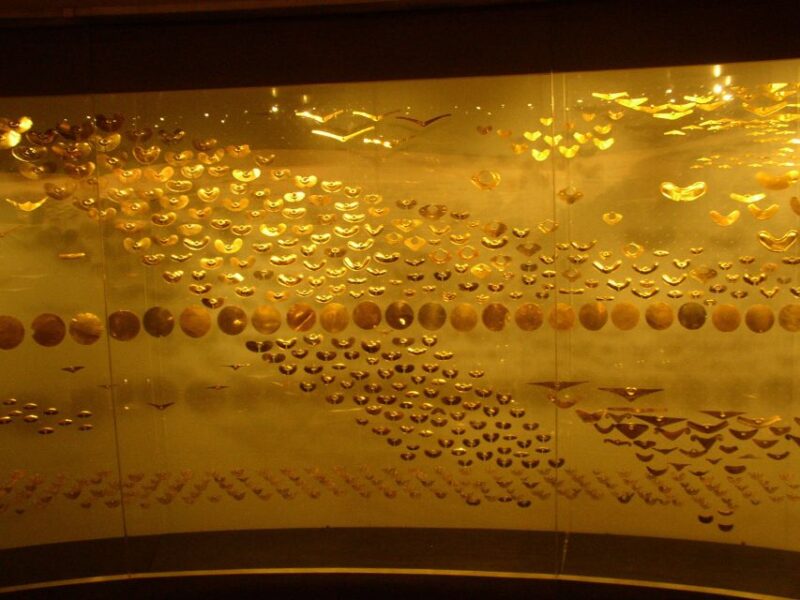Bogotá: Private Candelaria Walking Tour and Gold Museum - Explore Candelaria Neighborhood
