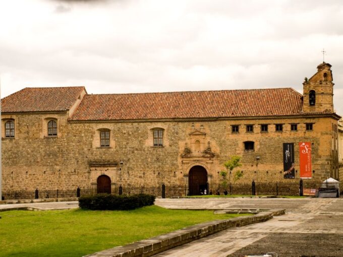 Bogotá: Private Candelaria Walking Tour With Gold Museum - Visit Gold Museum Collection