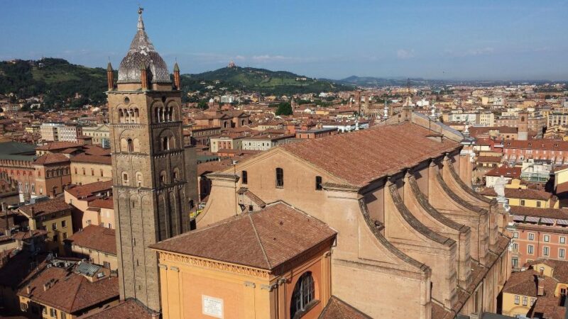 Bologna - Old Town Private Historic Walking Tour - Itinerary Highlights