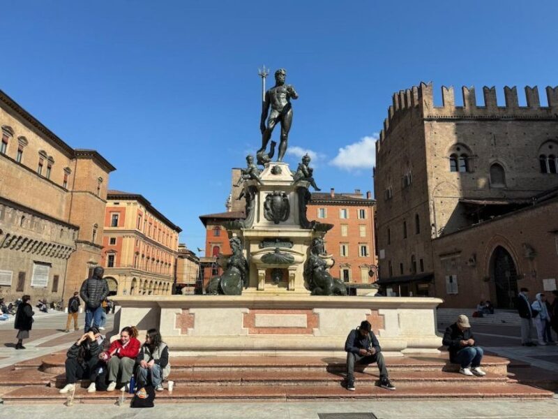 Bologna: Small-Group Tour With the Historic Archiginnasio - Discovering Piazza Maggiore
