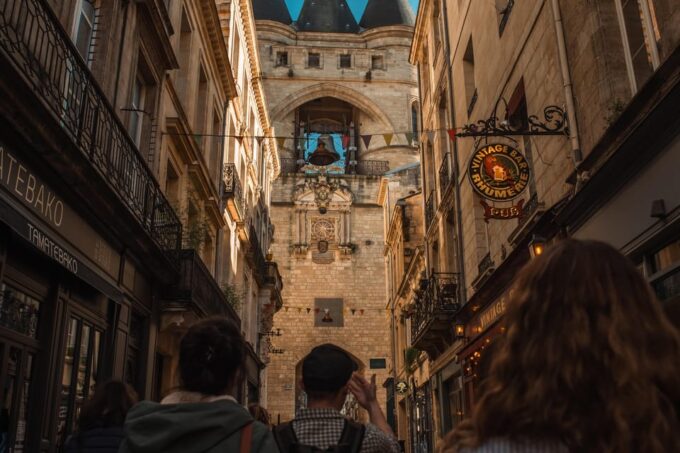 Bordeaux : Afternoon Food Tour With Local Delicacies - Enhancing the Senses: Coffee Tasting and Latte Art