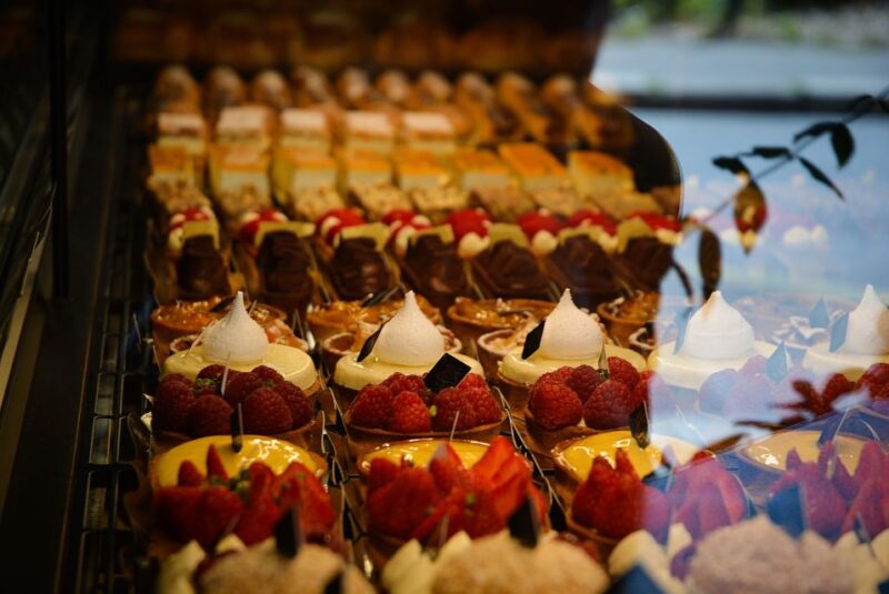 Bordeaux Best Bakeries & History Tour - Iconic Monuments