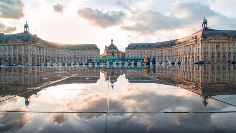 Bordeaux: Discovery Stroll and Reading Walking Tour - Iconic Place De La Bourse