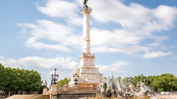 Bordeaux: First Discovery Walk and Reading Walking Tour - Languages Offered