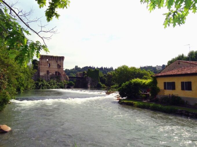 Borghetto Sul Mincio: Town Highlights Walking Tour - Discovering Architectural Wonders