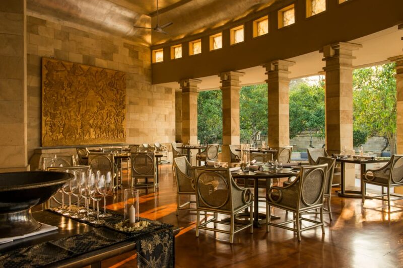 Borobudur Sunrise With Entry Fee and Luxurious Breakfast - Key Points