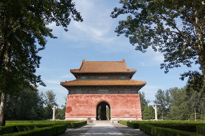Boutique Tour: Juyongguan, Sacred Way and Dingling of Ming Tombs - Discovering the Ming Tombs