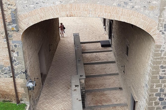 Bracciano: Odescalchi-Orsini Ancient Castle Tour With Lunch - Group Size and Accessibility
