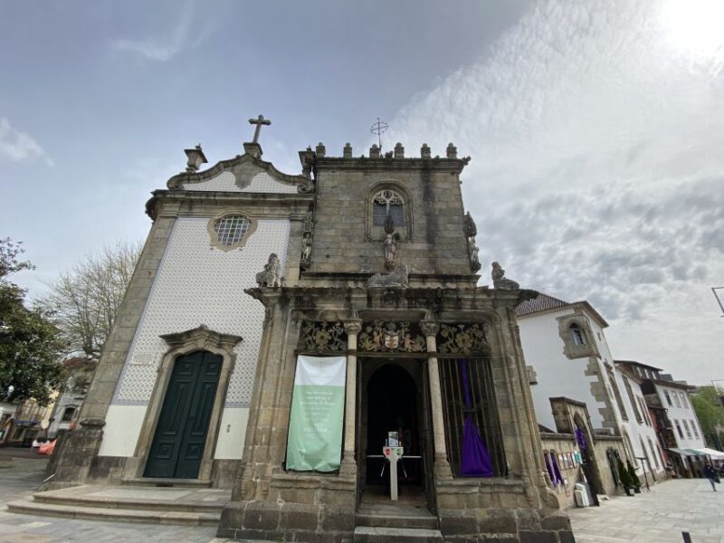 Braga: Casa Dos Coimbras (Chapel and Tower) Ticket & Drink - Main Altarpiece and Mural