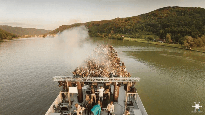 Bregenz: Houseboat - Communication and Support