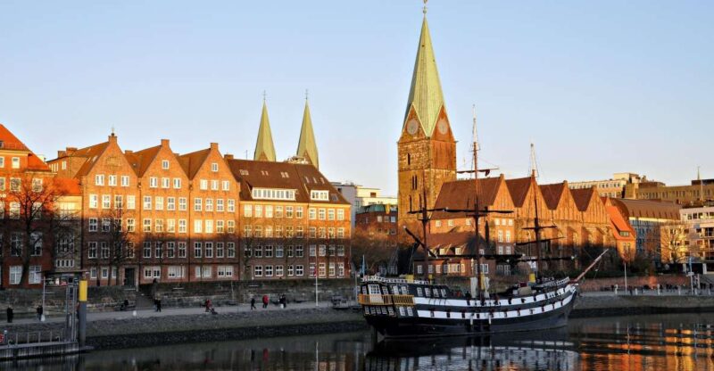 Bremen: Express Walk With a Local in 60 Minutes - Meeting and Itinerary