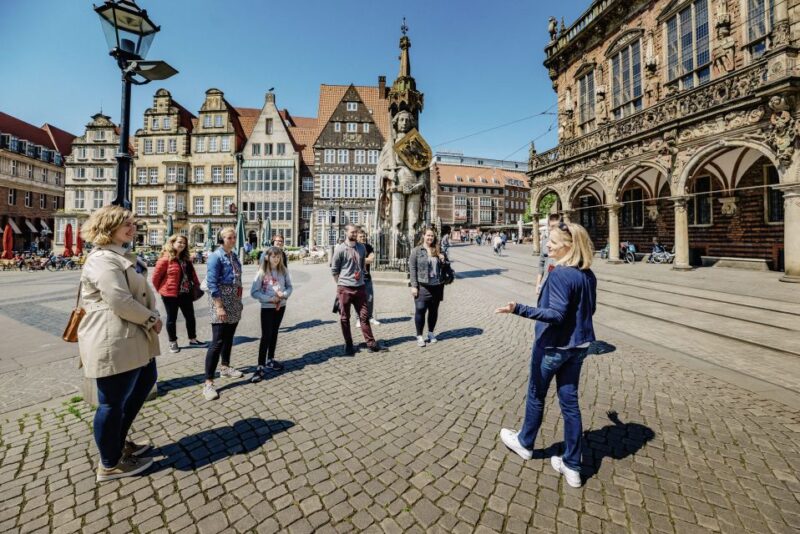 Bremen: Guided Tour of City Center - Cathedral and Sculpture Visit