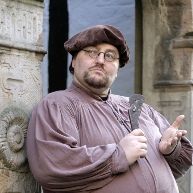 Bremen: Old Town 2-Hour Tour With Costumed Performer - Encountering Eccentric Characters