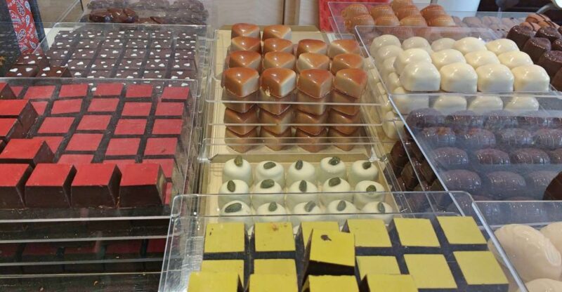 Brighton: Guided Chocolate Tour With Tastings - Exploring Brightons Landmarks