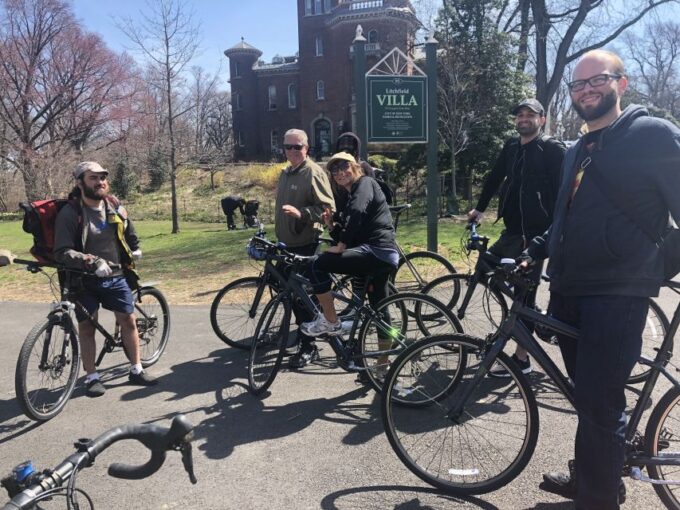 Brooklyn: Sightseeing Bike Tour With Local Guide - Local Snacks and Drinks