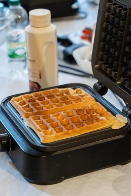 Bruges: Belgian Waffles N Coffee Breakfast: All You Can Eat - Social Aspects and Atmosphere