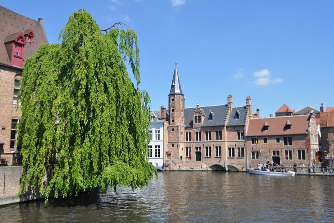 Bruges by Bike, Secret Corners, Street Art and Chocolate! - Guided Tour by English-Speaking Local