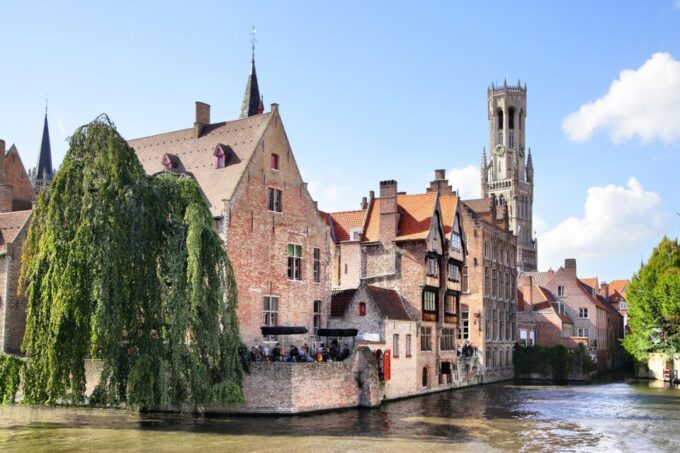 Bruges: Express Walk With a Local in 60 Minutes - Exploring Bruges Medieval Charm