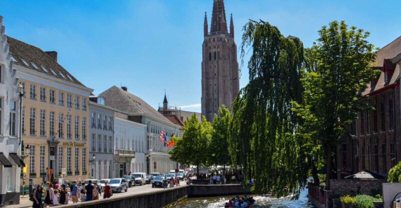 Bruges: First Discovery Walk and Reading Walking Tour - App and Navigation