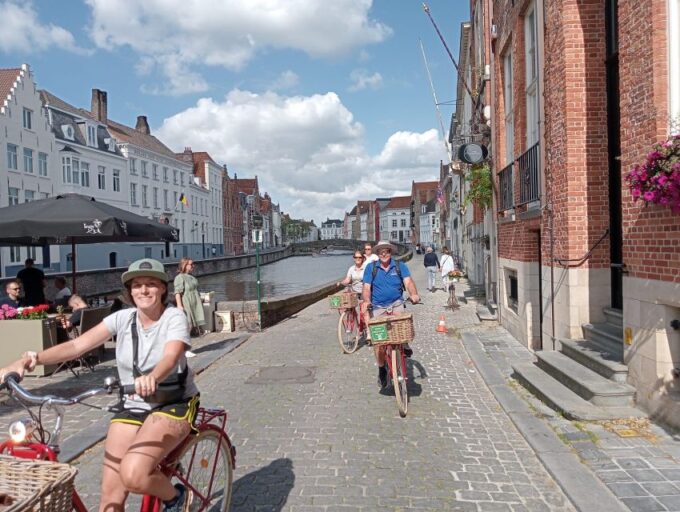 Bruges: Guided Retro Bike Tour of Highlights and Hidden Gems - Retro Bike Ride Experience