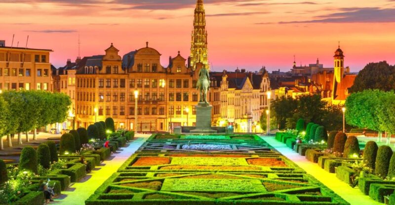 Brussels: Christmas Market Magic Walking Tour With a Local - Guided Tour of Iconic Sites