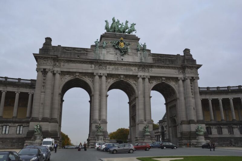 Brussels: Walking Tour From Central Station to Manneken Pis - Highlights and Attractions