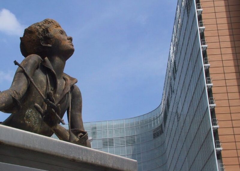 Brussels: Walking Tour From Central Station to Manneken Pis - Experience and Atmosphere