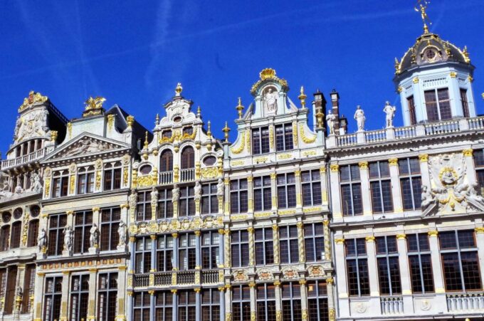 Brussels: Walking Tour With Belgian Lunch, Chocolate, & Beer - Lunch and Waffle Tasting