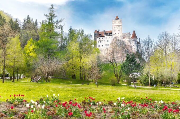 Bucharest: Day Trip to Dracula Castle, Peles Castle & Brașov - Discovering Bran Castle