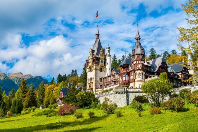 Bucharest: Day Trip to Dracula Castle, Peles Castle & Brașov - Visiting Medieval Brasov