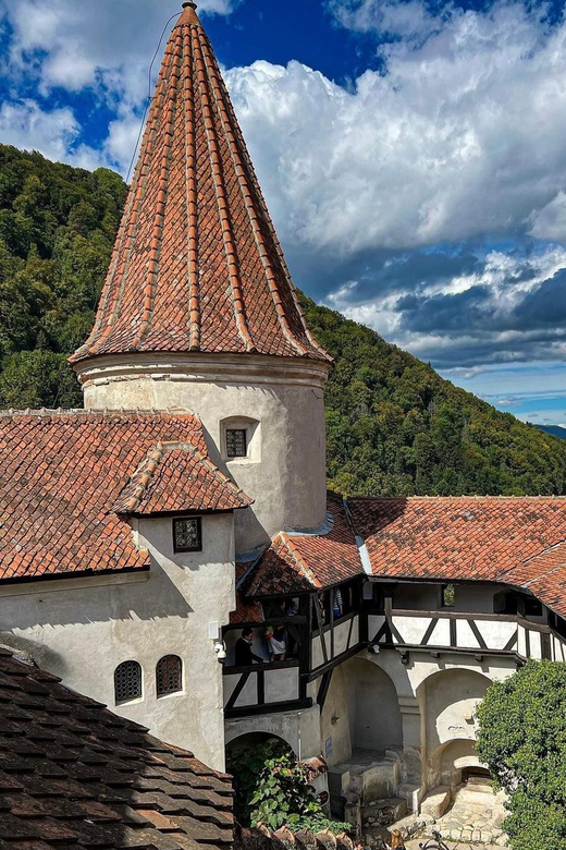 Bucharest: Draculas Castle and Dino Park Day Tour - Exploring Bran Castle