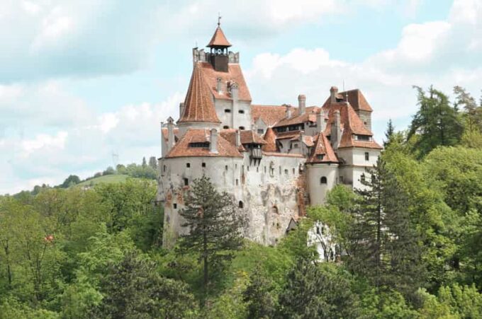 Bucharest: Dracula's Castle, Peles Castle & Brasov Day Trip - Exploring Bran Castle