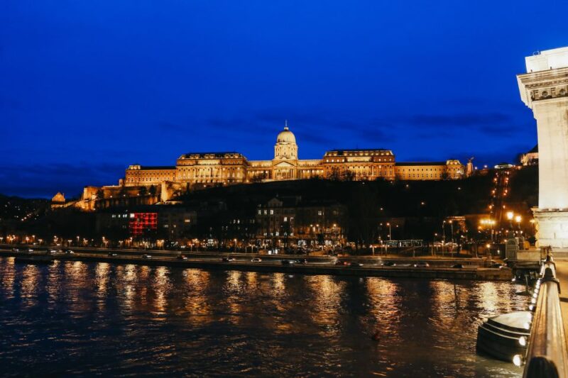 Budapest: 1-Hour Evening Sightseeing Cruise With Drink - Key Points