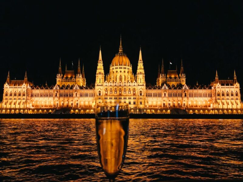 Budapest: 1-Hour Evening Sightseeing Cruise With Drink - Customer Ratings and Reviews