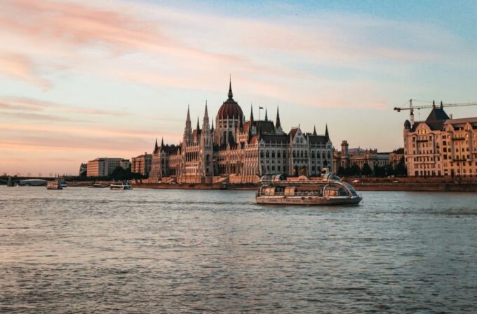 Budapest: 1-Hour Evening Sightseeing Cruise With Drink - What to Expect on the Cruise
