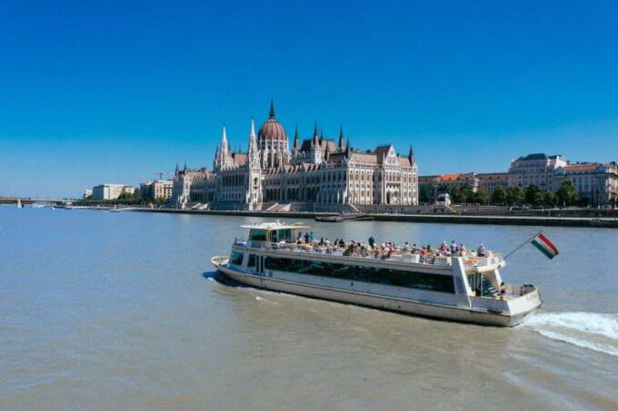 Budapest: 1-hour Sightseeing Danube River Cruise - Accessibility and Seating