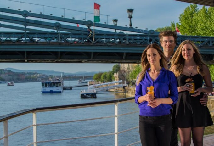 Budapest: 1 Hr Sunshine Booze Cruise With Prosecco - Customer Ratings and Feedback